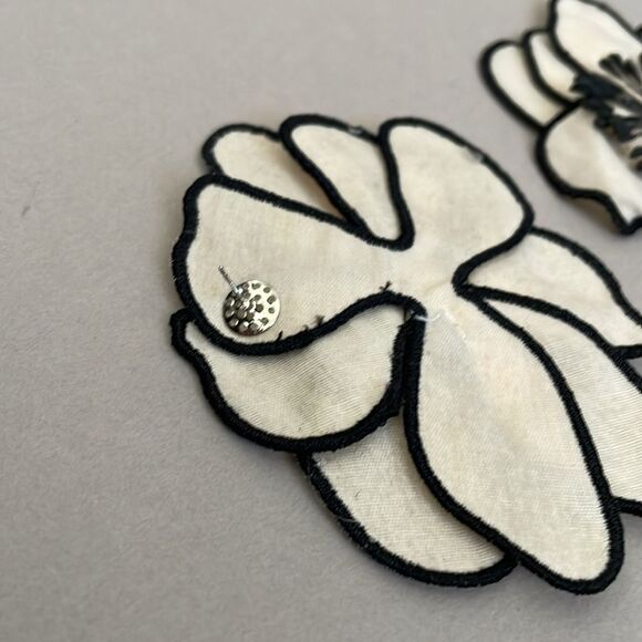 Elegant Black and White Floral Earrings A1239 - Picture 3 of 3